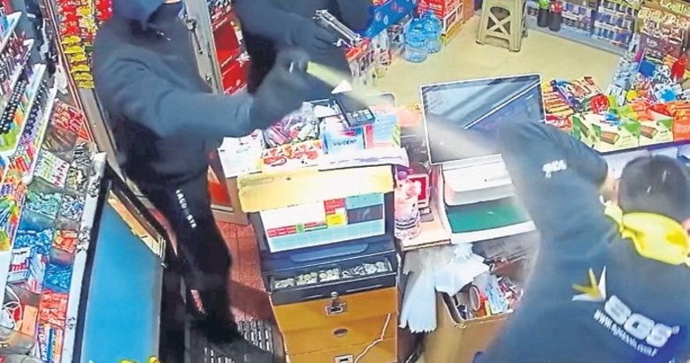 Afyon’da marketi biber gazıyla soyanlar yakalandı