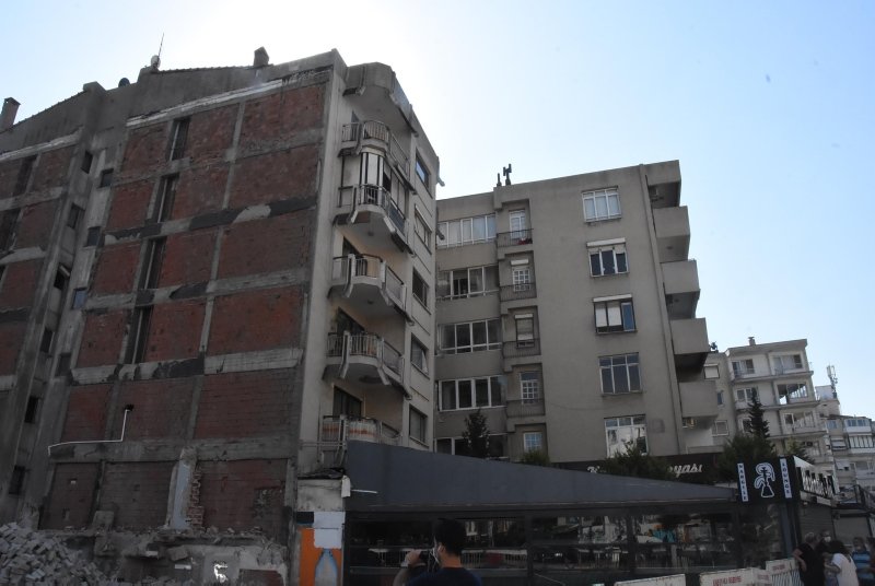 Eğik binaların ev sahiplerinden belediyeye tepki! İzmir Büyükşehir Belediyesi yine mağdur etti!