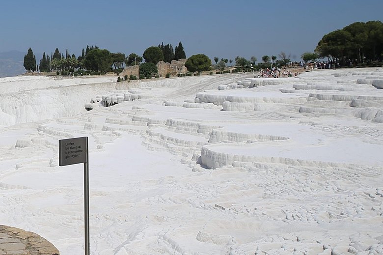 beyaz-cennet-pamukkale-icin-korkutan-tablo-kararma-tehlikesiyle-karsi-karsiya-1758703010624.jpg