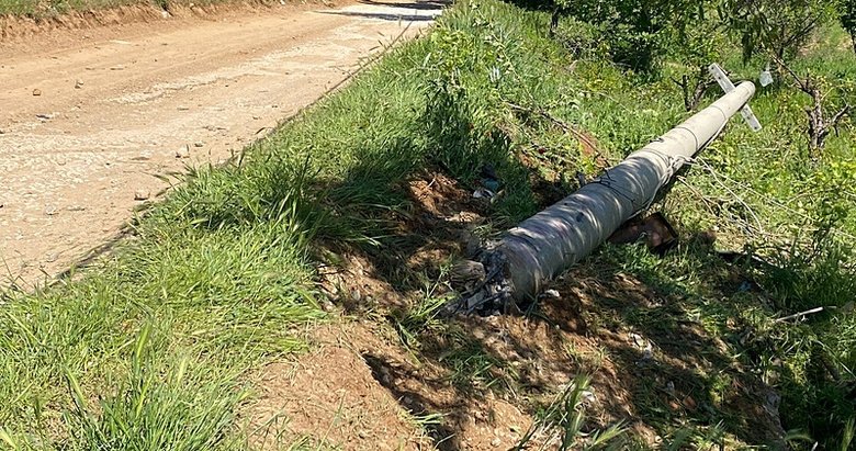 Denizli’de feci kaza! Elektrik direğine çarpan otomobilde 2 ölü 1 yaralı