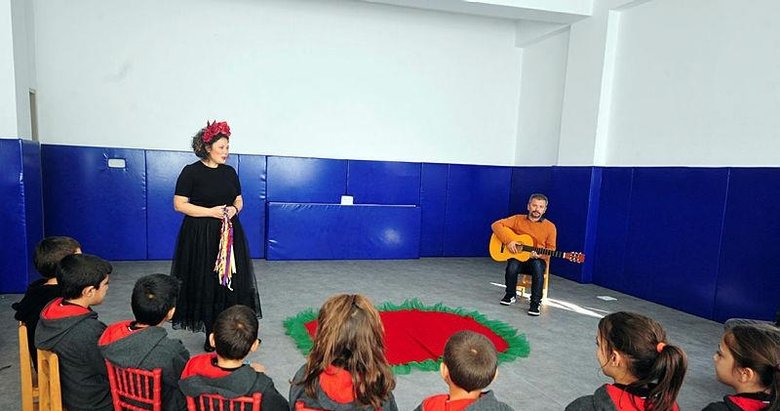 Miniklerin sevgilisi masalcı anne