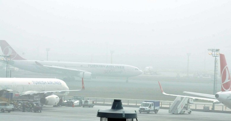 İzmir Adnan Menderes Havalimanı’na sis çöktü, seferler aksıyor