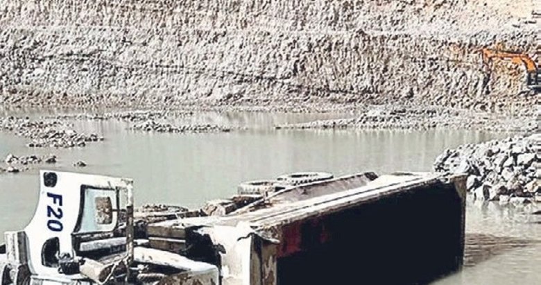 Su birikintisine devrilen kamyonun sürücüsü öldü