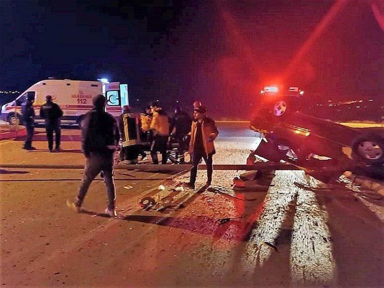 Denizli’de otomobil kavşakta takla attı: 3 yaralı