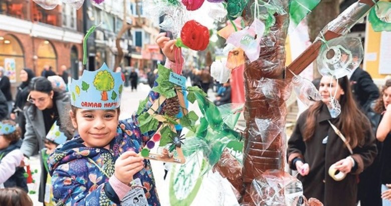Topladıkları çöplerden atık ağacı yaptılar