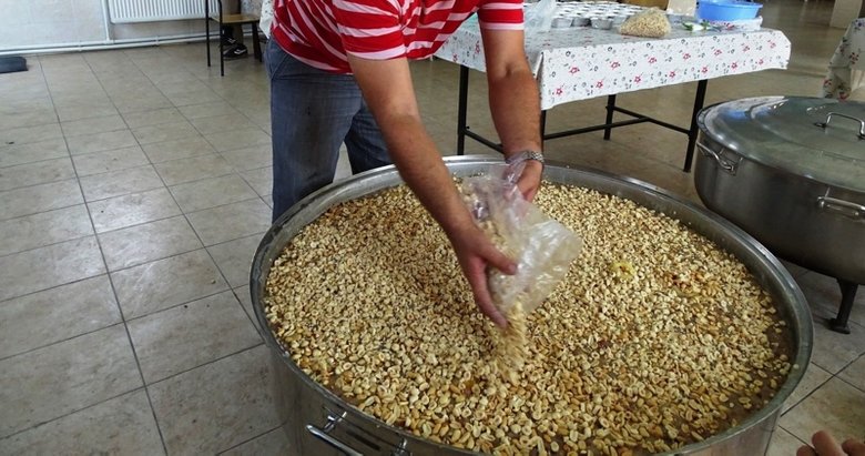 Kütahya’da 2 bin 400 kişilik aşureyi 7 saatte pişirdi