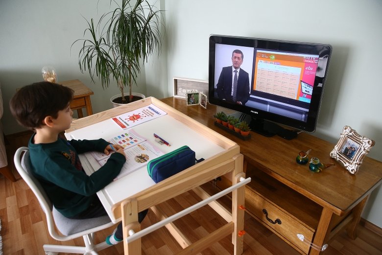 EBA uzaktan eğitim başladı! Online eğitim nasıl olacak? Hangi ders ne zaman?