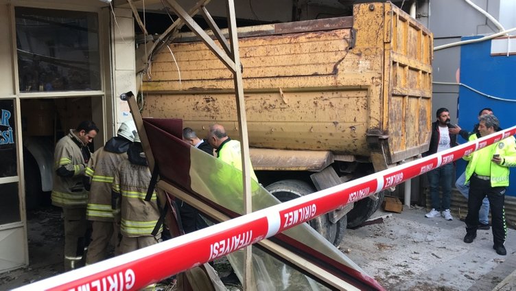 İzmir Bayraklı’da freni boşalan kamyon kahvehaneye daldı