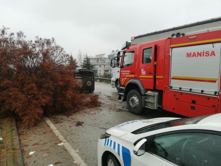 Kontrolden çıkan kamyonet 2 araçla çarpıştı: 1’i ağır 5 yaralı