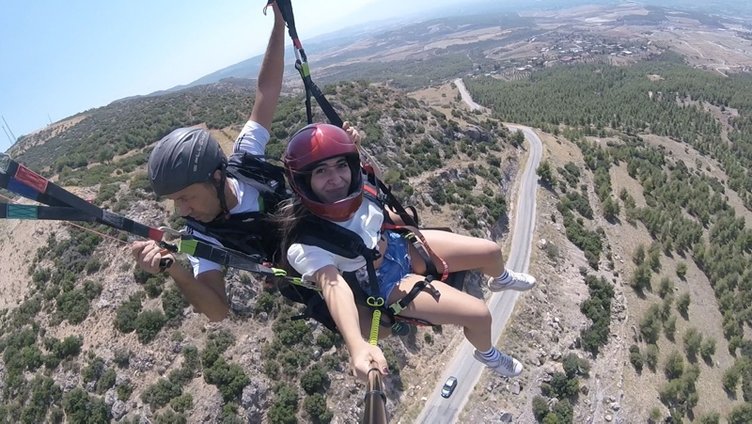 Çinli turistler Pamukkale’de yamaç paraşütü yapmadan ülkelerine dönmüyor
