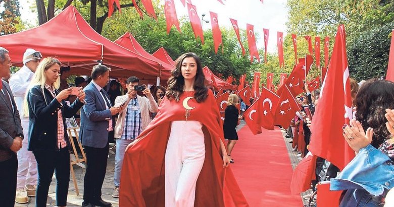 Sınırsızlık Meydanı’nda Cumhuriyet defilesi