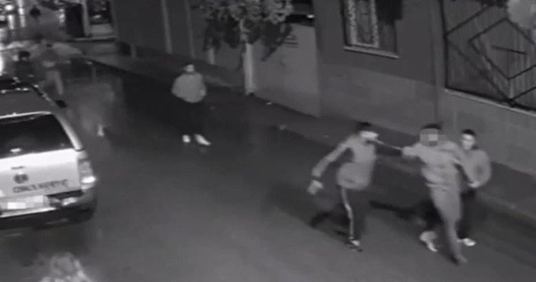 İzmir’de sarkıntılık iddiasıyla 5 kişi 1 kişiye bıçakla saldırdı! O anlar kamerada