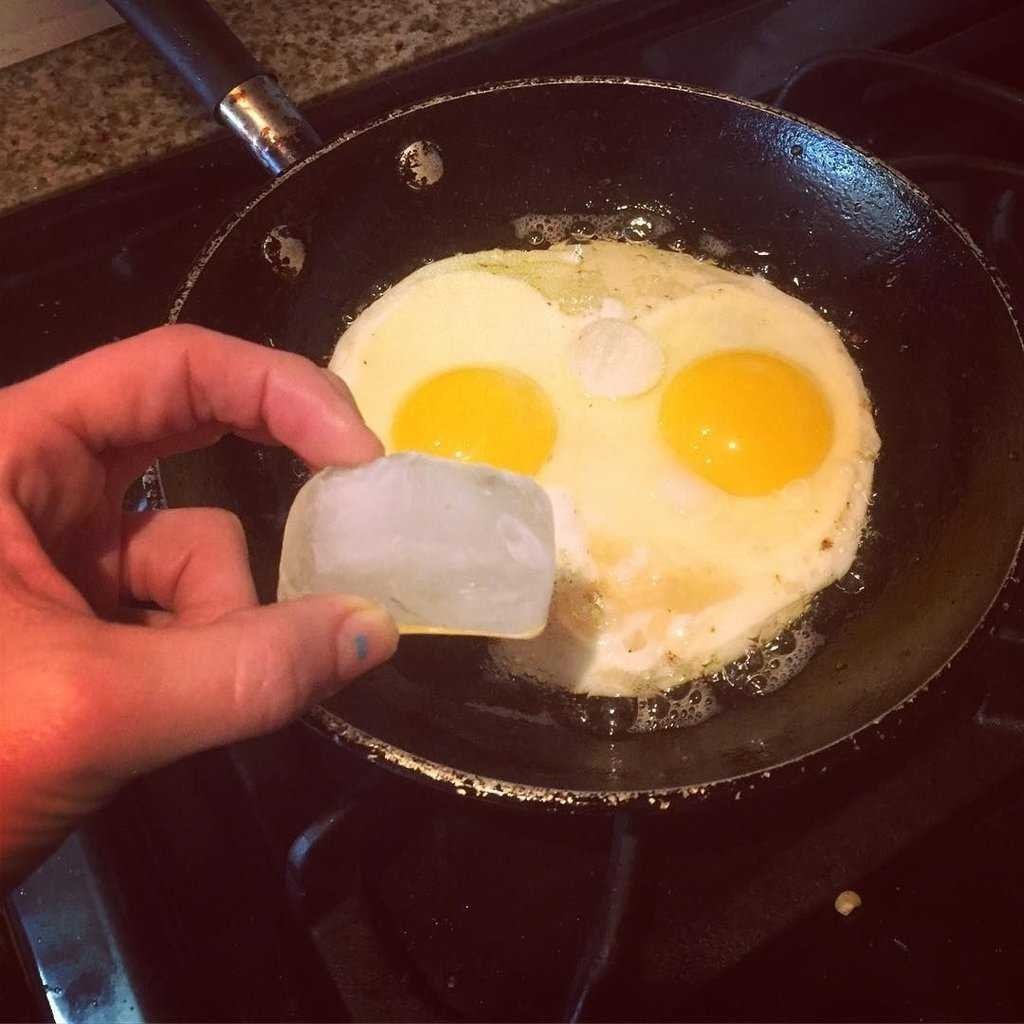 Yumurtayı pişirirken içine buz atın! Bakın ne işe yarıyor