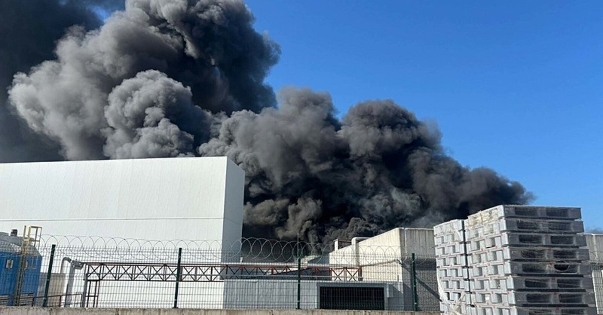 Manisa'da oyuncak fabrikasında yangın! Dumanlar gökyüzünü kapladı