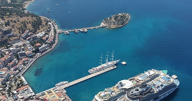 Kuşadası’na 4 kruvaziyer demir attı! 8 bin turist geldi