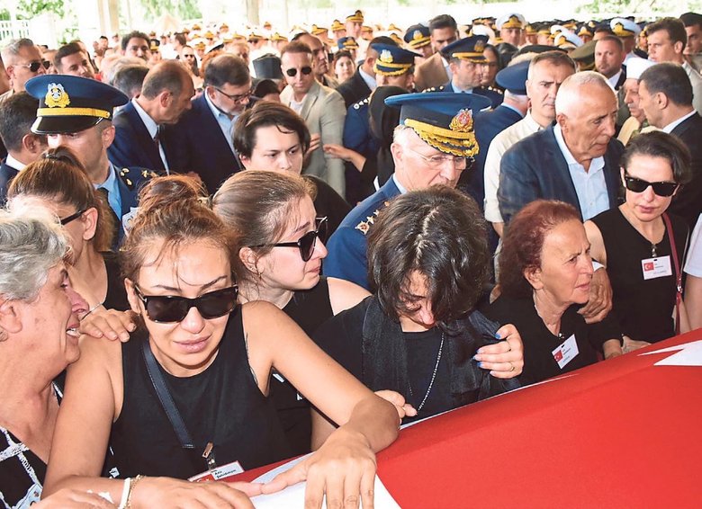 Kahraman pilotlar gözyaşlarıyla uğurlandı