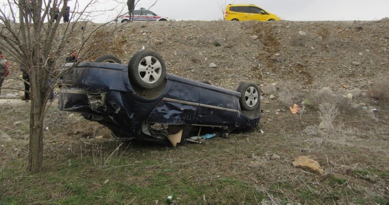 Afyonkarahisar’da otomobil şarampole devrildi: 1 ölü, 4 yaralı