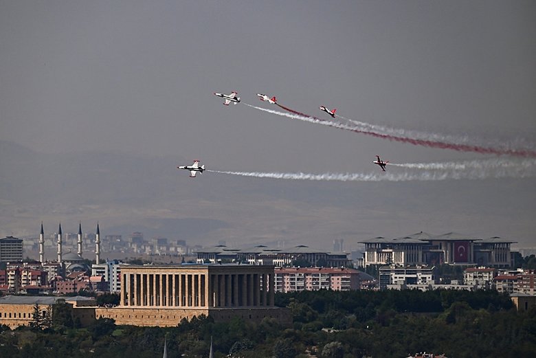 Türk Yıldızları Anıtkabir’de nefes kesti