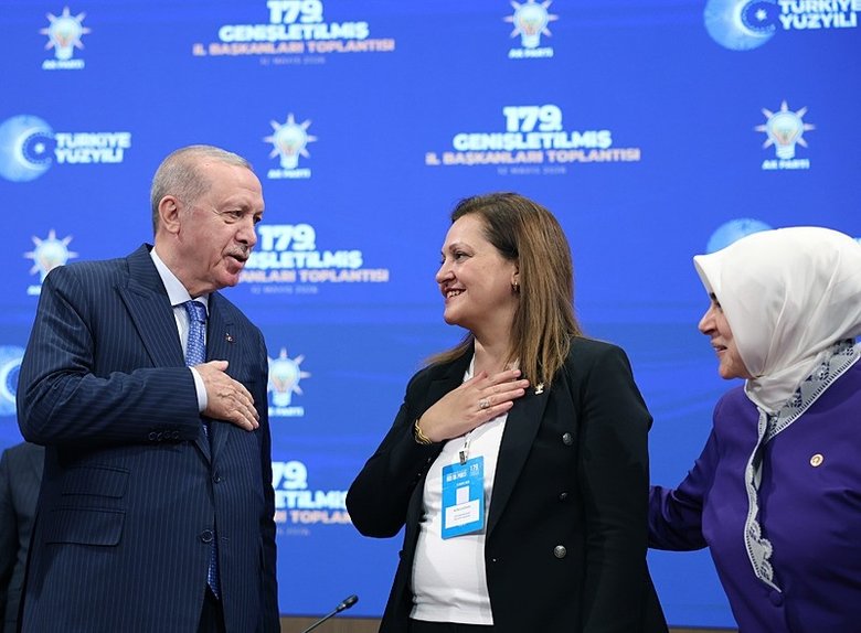 ak-partiye-gecen-burcu-koksal-afyonkarahisarda-vatandaslara-seslendi-sehrimizi-buyuten-gelistiren-guclendiren-1778666536563.jpeg