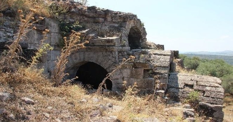Aigai antik kentinde kaçak kazıya suçüstü