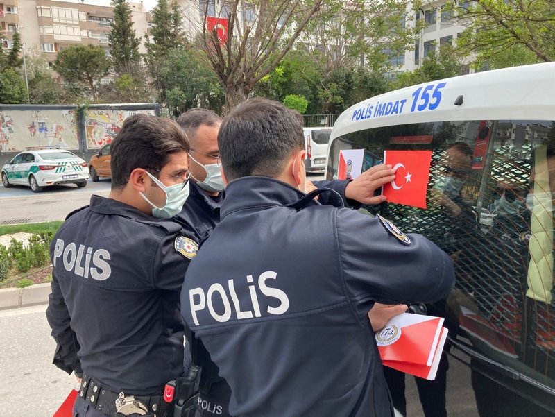 İzmir polisinden 23 Nisan korteji! Vatandaşlar balkondan alkışlarla destek verdi