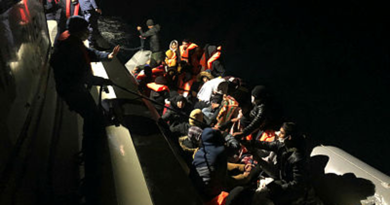Gökçeada açıklarında lastik bottaki 38 kaçak göçmen kurtarıldı