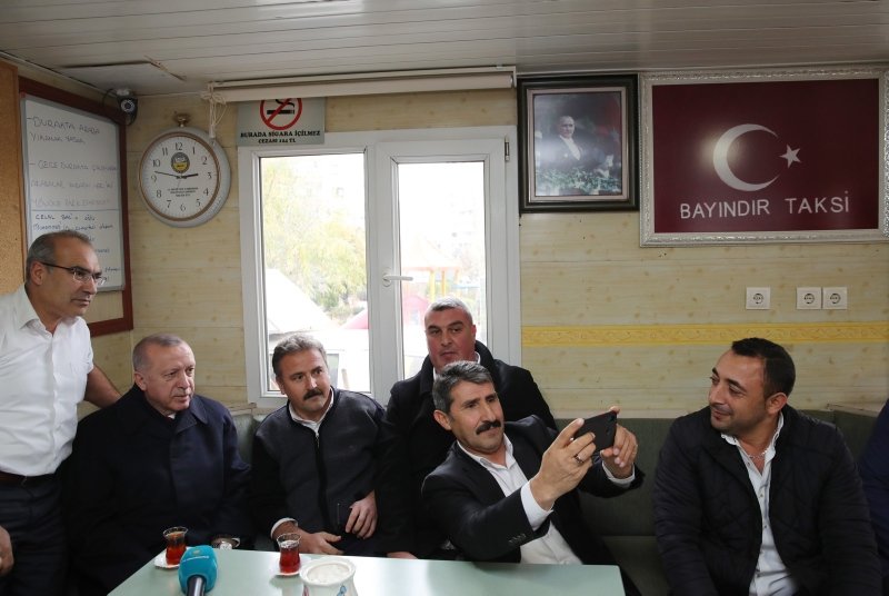 Başkan Recep Tayyip Erdoğan’dan sürpriz ziyaret! Taksicilerle çay içti