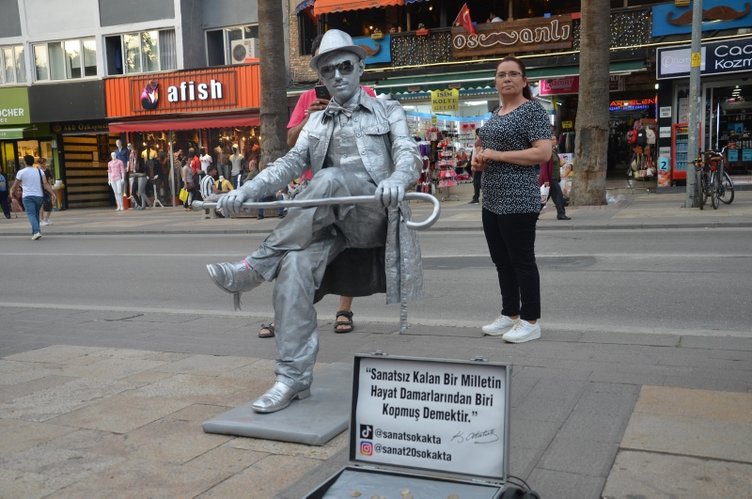Denizli’de tek ayağının üstünde oturan heykel adam görenleri şaşırttı