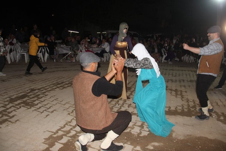 Çanakkale’de 80 yıllık bayram geleneği! Köyün erkekleri kadın kılığına girerek oyun oynadı