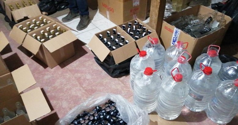 İzmir’de 4 farklı adrese sahte içki baskını! Yüzlerce litre ele geçirildi