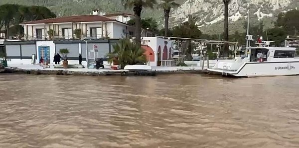 Muğla’da Berrak maviden çamur kahvesine: ’Sakin Şehir’de denizin rengi değişti