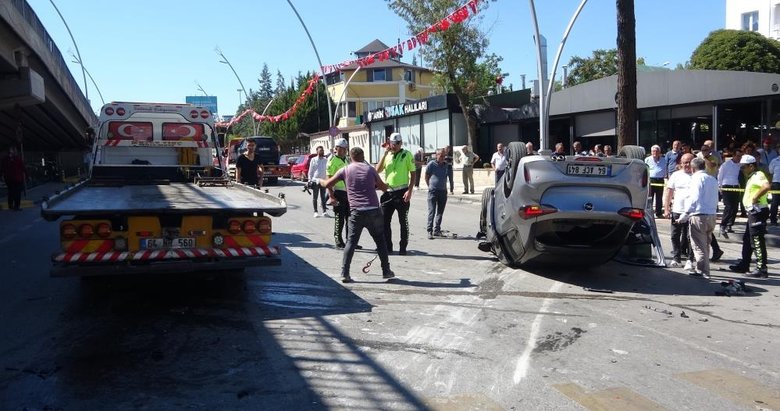 Uşak’ta feci kaza! Kırmızı ışıkta geçti, 2 araca çarptı, takla attı...