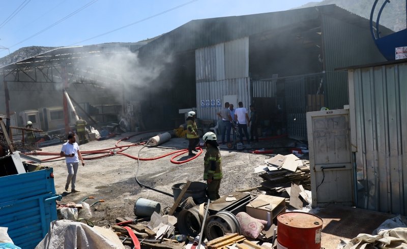 İzmir Bornova’da korkutan yangın! Otluk alanda çıktı fabrikaya sıçradı