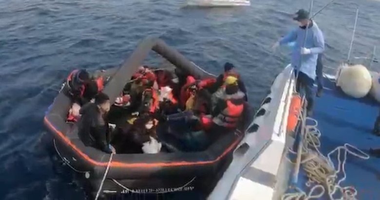 Yunanistan’ın ölüme terk ettiği 27 kaçak göçmeni, Türk Sahil Güvenlik kurtardı