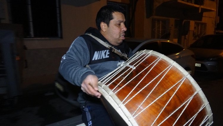 Ramazan davulcuları mesaiye başladı! İzmir sokakları manilerle yankılandı!