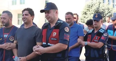 Gülerek girdiği adliye binasında tutuklandı