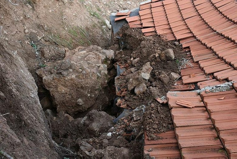 İzmir’in o mahallesinde herkes tedirgin! Yağmur yağdığında korkudan uyuyamıyorlar
