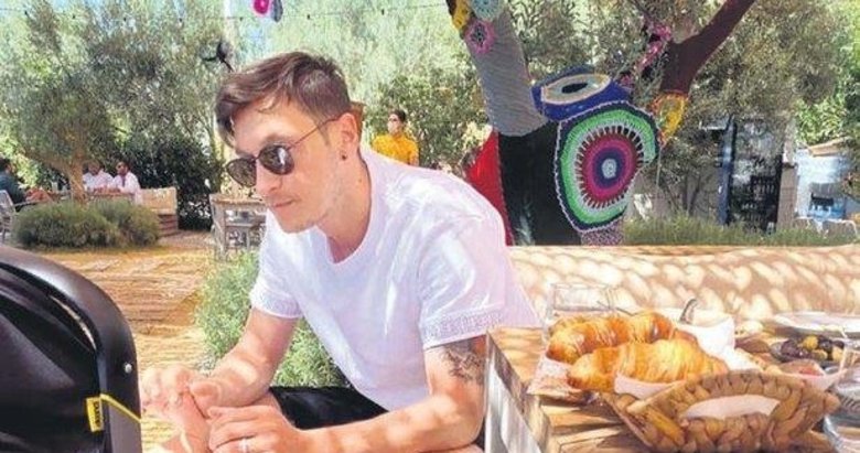 Arsenalli yıldız Mesut Özil ve Amine Gülşe kızları ile Çeşme tatilinde
