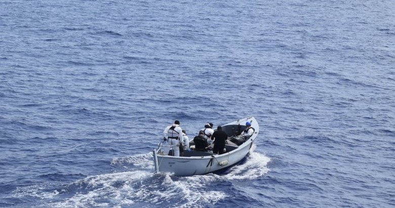 Libya açıklarında mülteci gemisi battı! En az 74 ölü