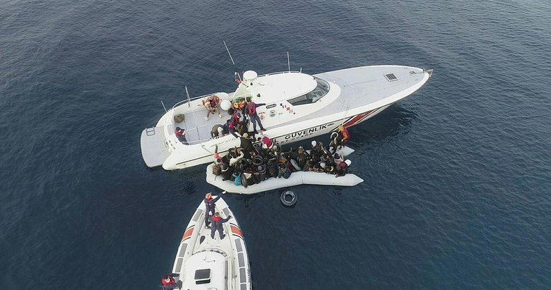 Batmak üzere olan göçmen botu böyle kurtarıldı