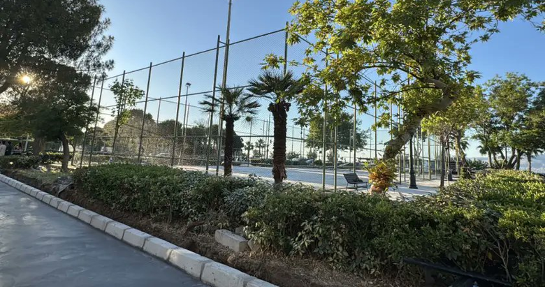 Tenis kortu uğruna ağaç kesimine tepki