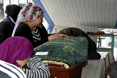 İzmir’de sinekliğin yerinden çıkması sonucu pencereden düşüp ölen bebeğin cenazesi defnedildi! Annenin feryatları yürek yaktı