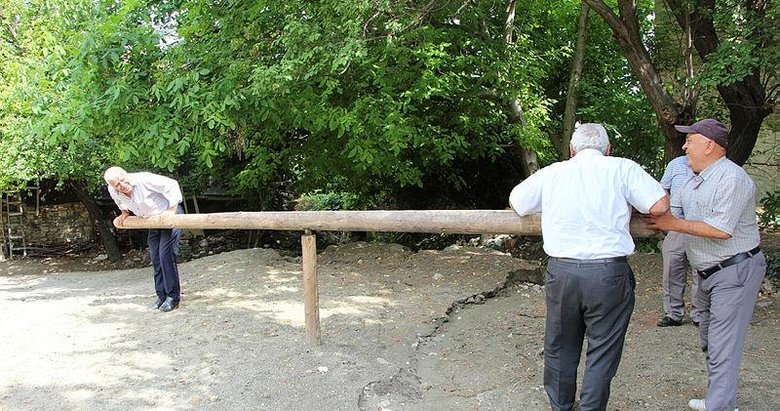 Yaşlılar 50 yıl sonra yeniden kurulan ‘cıngırdak’ ile çocuklar gibi eğlendi