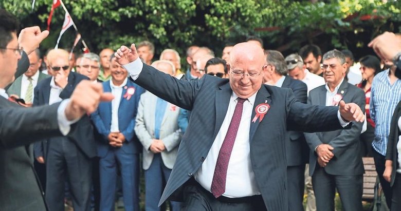 Esnaf geçim derdi yaşarken CHP’li Başkan zeybek oynadı