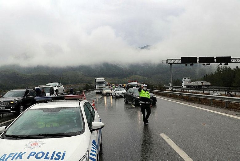İzmir'de zincirleme kaza! Korkunç olayda 10 kişi yaralandı