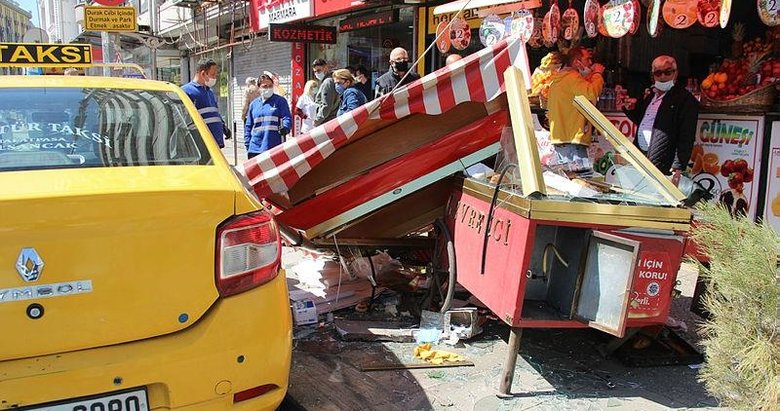 İzmir’de kazaya karışan ticari taksi simitçi tezgahına daldı