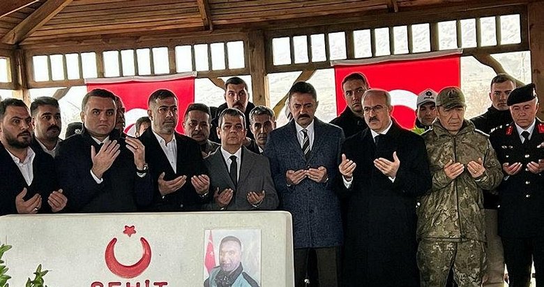 Şehit polis memuru Fethi Sekin, mezarı başında dualarla anıldı