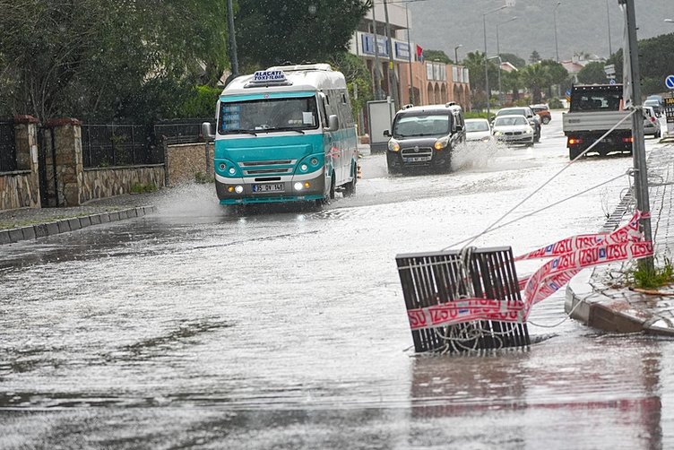 İzmir’i dolu ve sağanak vurdu! O ilçe beyaza büründü
