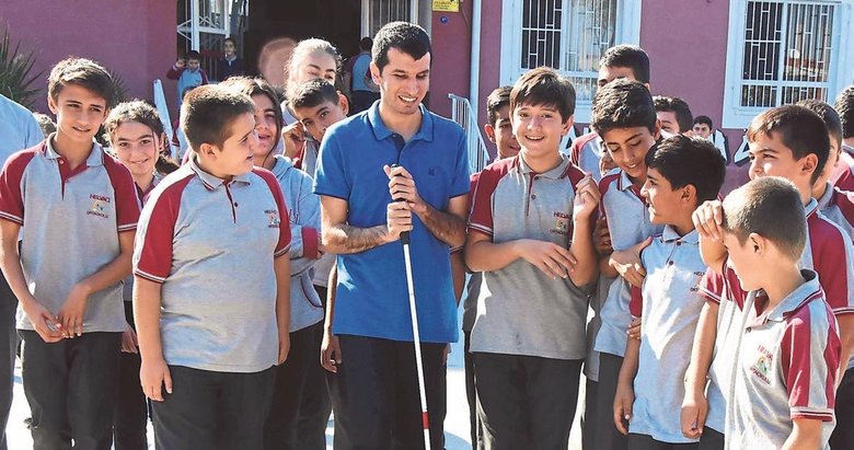Öğrencilerini ‘gönül gözüyle’ eğitiyor