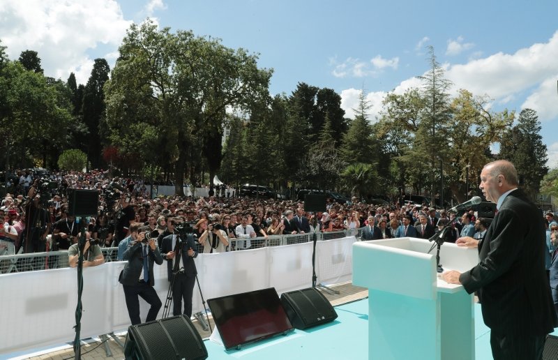 Başkan Recep Tayyip Erdoğan Kadıköy’deki Atatürk Fen Lisesi’nde gençlerle özçekim yaptı